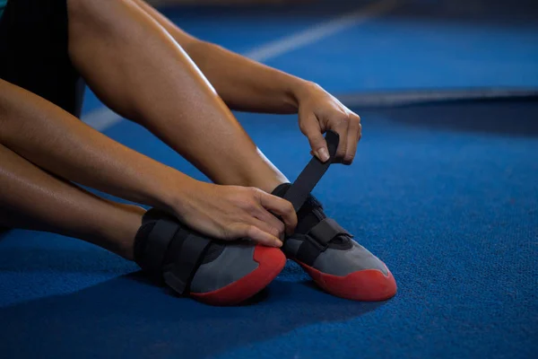 Kvinne med sko i gymsal – stockfoto