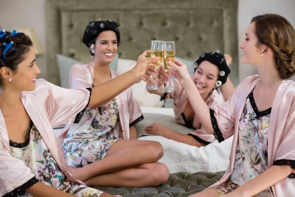 Kobiety, opiekania okulary szampana — Zdjęcie stockowe