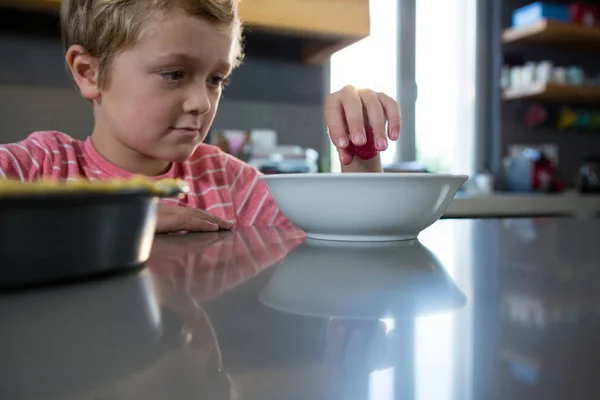 Junge mit Essen in der Küche — Stockfoto