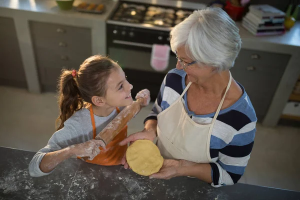 Großmutter und Enkelin schauen einander an — Stockfoto