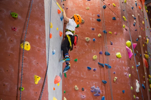 Determined boy practicing rock climbing — Stock Photo, Image