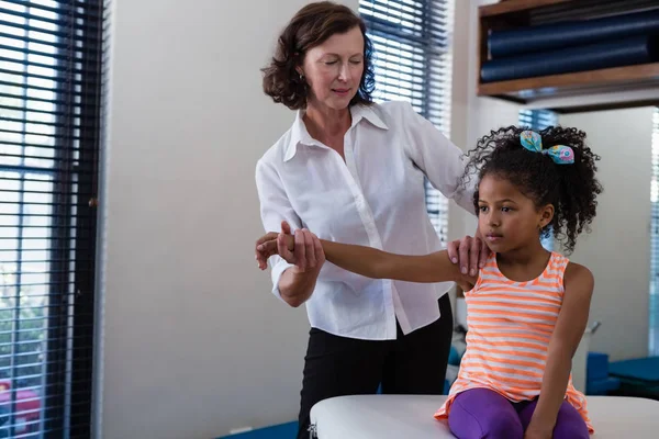 Fisioterapeuta dando masaje de manos a chica —  Fotos de Stock