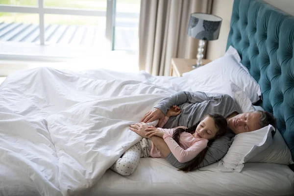 Ojciec i córka śpi razem na łóżku — Zdjęcie stockowe