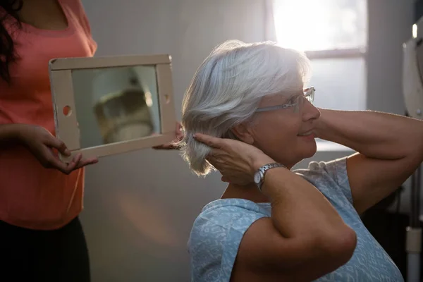 Κομμωτήριο εμφάνιση μαλλιά στον καθρέφτη σε ανώτερους γυναίκα — Φωτογραφία Αρχείου