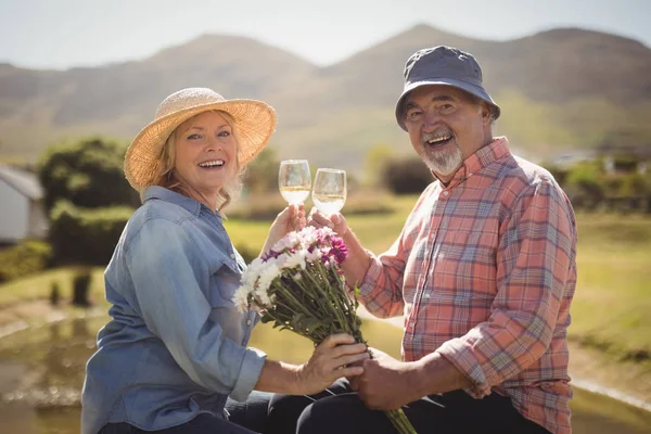 Hombre mayor que ofrece ramo de flores a mujer mayor —  Fotos de Stock
