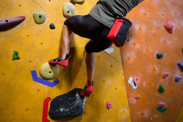 Mujer practicando escalada en roca —  Fotos de Stock