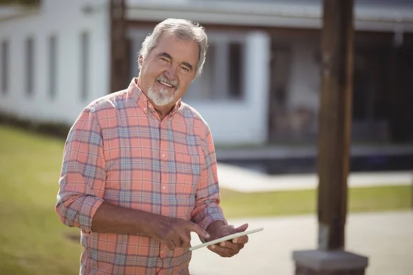 Usměvavá starší muž pomocí digitálních tabletu — Stock fotografie