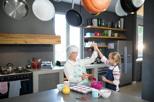 Oma en kleindochter geven een hoge vijf — Stockfoto