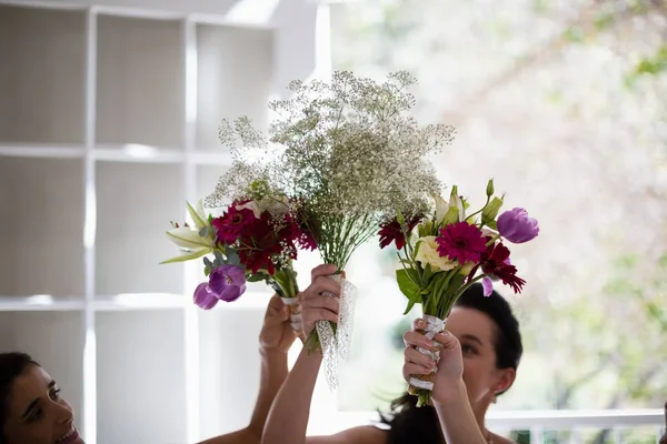 Damigelle d'onore e damigelle che tengono mazzi di fiori — Foto Stock