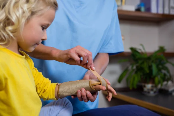 Sjukgymnasten ger handmassage till flicka — Stockfoto
