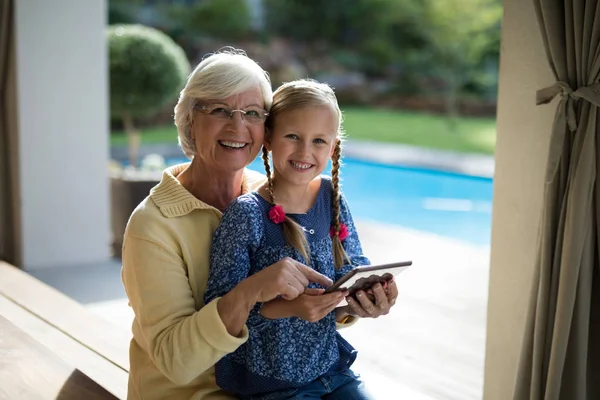 Nipote e nonna utilizzando tablet — Foto Stock