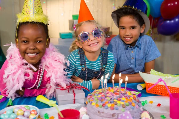 Crianças alegres pelo bolo de aniversário — Fotografia de Stock