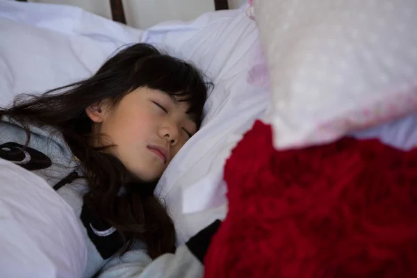 Dziewczyna śpi na łóżku w domu — Zdjęcie stockowe