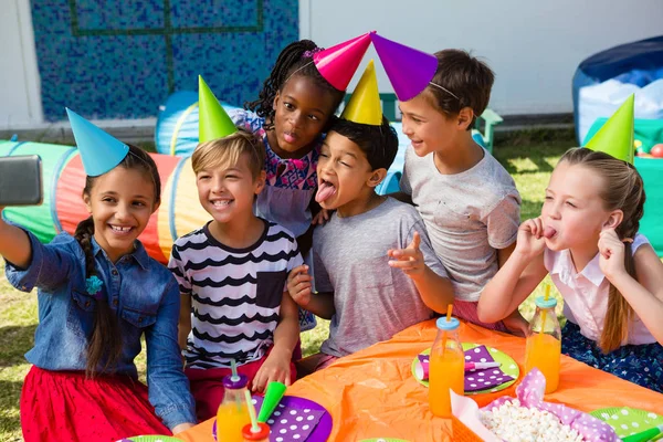 Kinder machen Selfie bei Geburtstagsfeier — Stockfoto