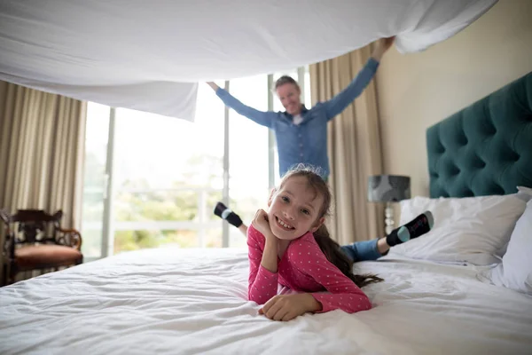 Père et fille s'amusent sur le lit — Photo