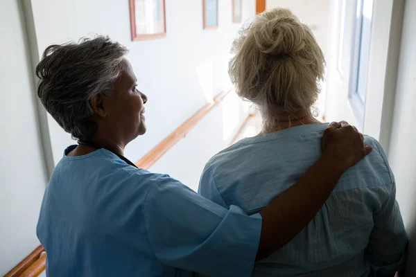 Infirmière femme âgée marchant dans le couloir — Photo