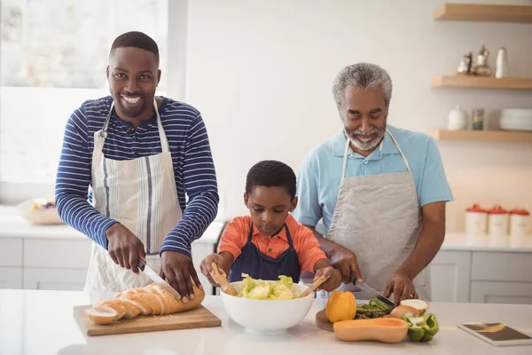 Сім'я різних поколінь готує їжу на кухні — стокове фото