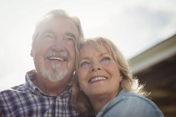 Senior koppel staande samen in tuin — Stockfoto