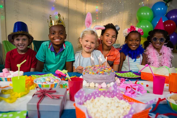 Retrato de niños sonrientes en la mesa — Foto de Stock