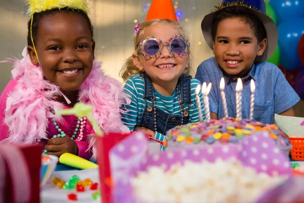 Crianças felizes pelo bolo de aniversário — Fotografia de Stock