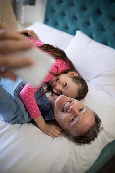 Baba ve kızı alarak selfie — Stok fotoğraf