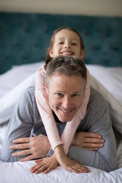 Dcera leží na otcové v ložnici — Stock fotografie