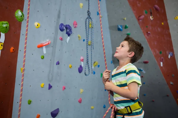Niño preparándose para escalar cuerdas —  Fotos de Stock