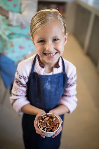 Flicka med torra frukter i hennes handen — Stockfoto