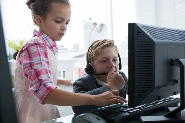 Boy and girl using computer — Stock Photo, Image