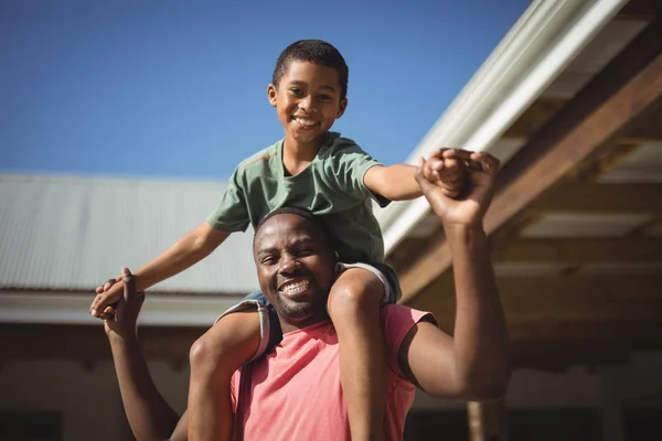 Feliz padre llevando a su hijo en hombros —  Fotos de Stock