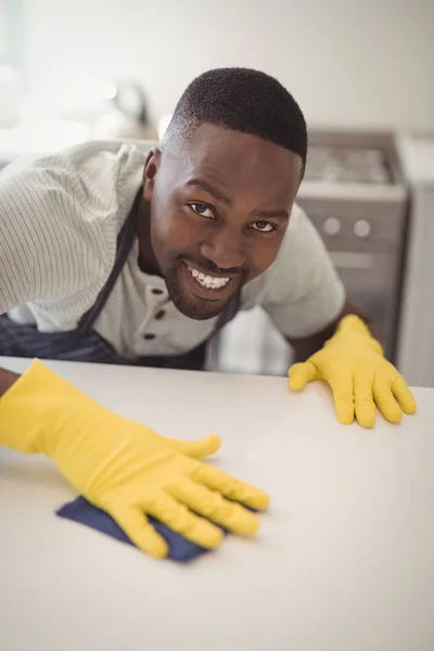 Hombre limpiando la encimera de la cocina —  Fotos de Stock