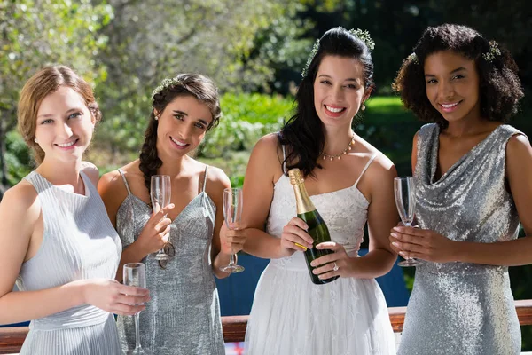 Noiva e damas de honor a beber champanhe — Fotografia de Stock