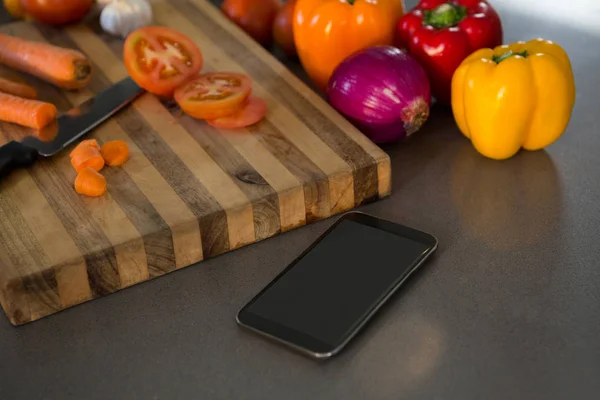 Mobiltelefon med grönsaker — Stockfoto