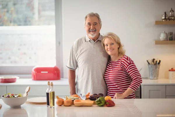 Couple âgé debout ensemble dans la cuisine — Photo