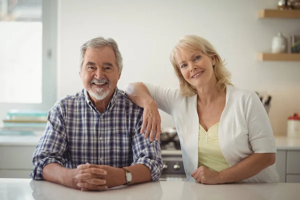 台所に座っている年配のカップル — ストック写真