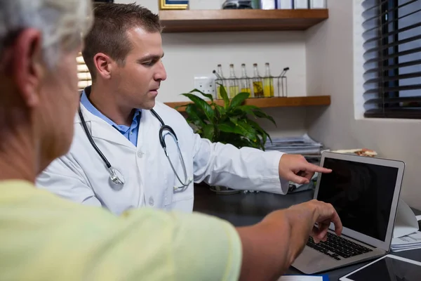 Sjukgymnast som diskuterar rapporten med patienten — Stockfoto