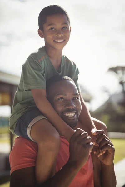 Щасливий батько носить сина на плечах — стокове фото