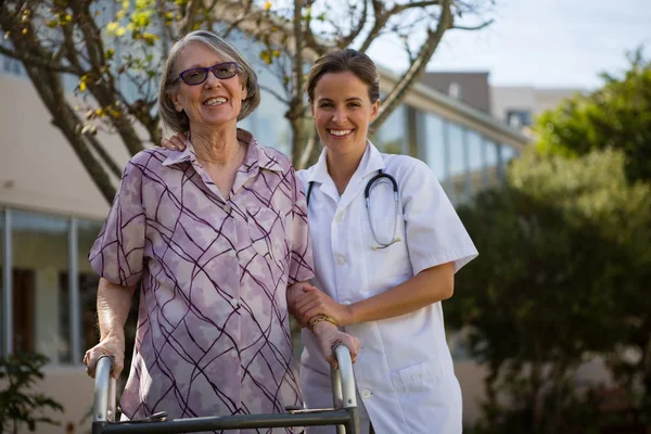 Senior Kvinna anläggning walker — Stockfoto