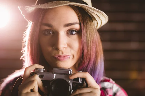Frau mit Oldtimer-Kamera — Stockfoto