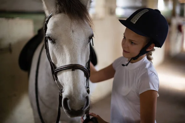 Adolescente de pé com cavalo — Fotografia de Stock