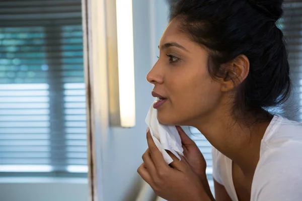 Γυναίκα που σκουπίζει το πρόσωπο στο μπάνιο — Φωτογραφία Αρχείου