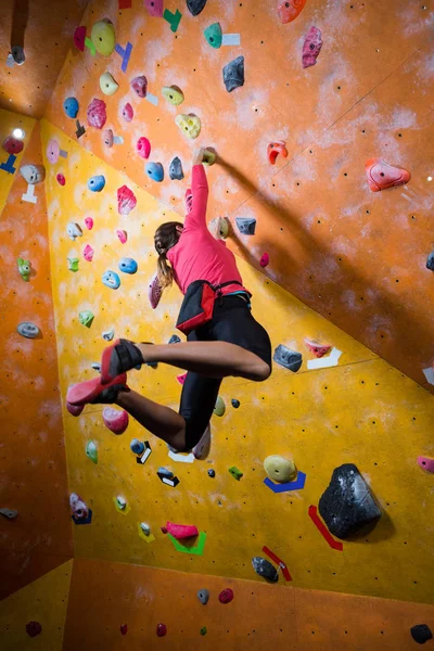 Mujer decidida practicando escalada en roca —  Fotos de Stock