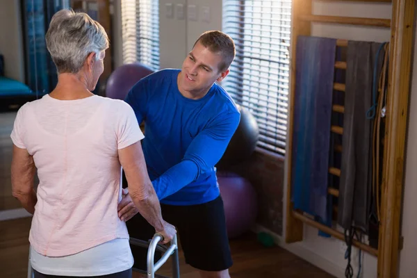 Physiotherapeut hilft Patient beim Gehen — Stockfoto