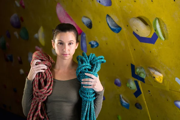 Vrouw met touw in de fitness-studio — Stockfoto