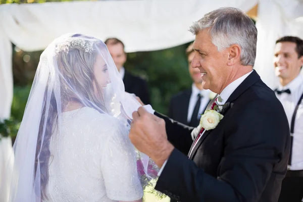 Pai removendo véu de sua filha — Fotografia de Stock