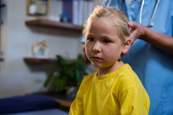 Female doctor examining a little girl — Stock Photo, Image