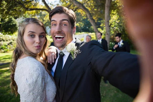 Casal feliz posando no parque — Fotografia de Stock