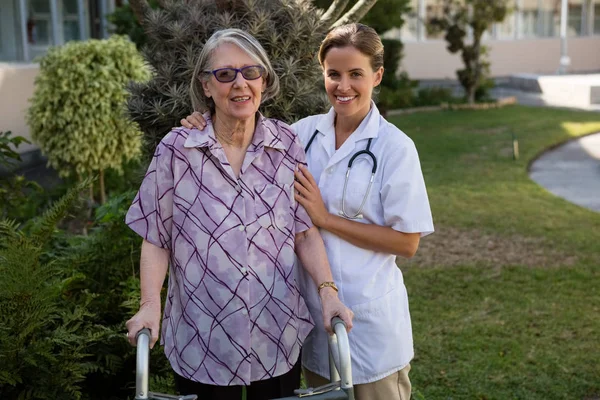 Médecin aidant la femme à marcher — Photo