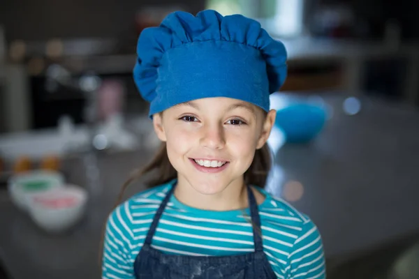 Fille portant un tablier et une casquette — Photo