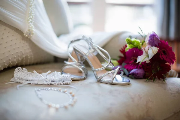 Hochzeitsaccessoires auf dem Sofa — Stockfoto